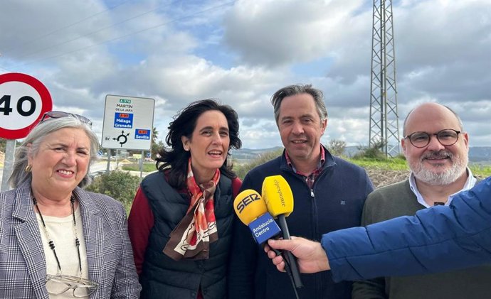La vicesecretaria de Fomento del PP de Sevilla, Susana Cayuelas, en la A-378, junto al responsable del PP en la Sierra Sur, Juan Jiménez; José Luis Rodríguez (Osuna) y María Angustias Luque (Martín de la Jara).