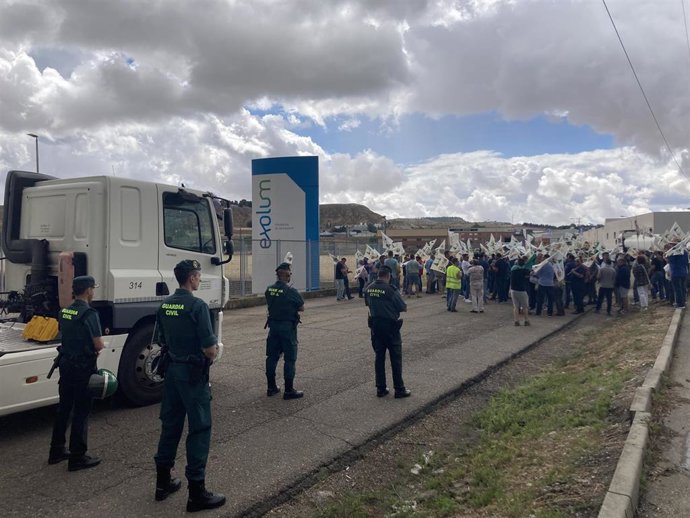 Archivo - Camión parado a su salida de la CLH en Santovenia de Pisuerga por protestas de agricultores y ganaderos.