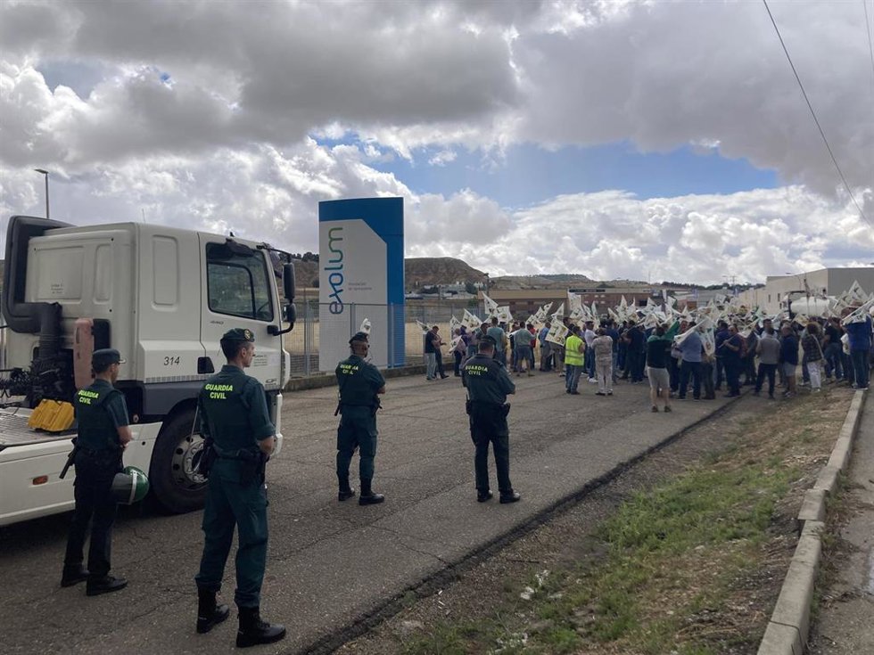 Archivo - Camión parado a su salida de la CLH en Santovenia de Pisuerga por protestas de agricultores y ganaderos.
