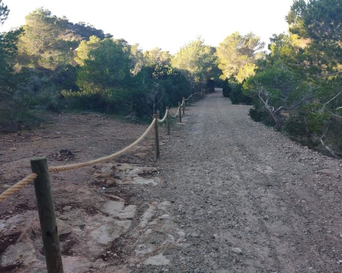 Archivo - Camino en Cala d'Hort, Eivissa