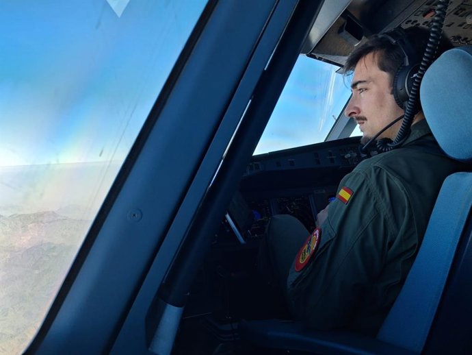 Um piloto do Airbus A330 que aterrou em Omã para a segunda evacuação de civis espanhóis no Médio Oriente, na sexta-feira, 6 de março de 2026.