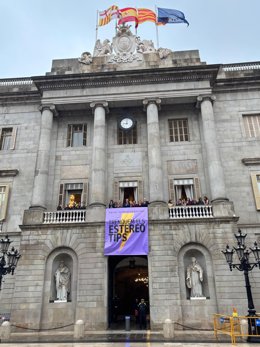 La lona pel 8M a la façana de l'Ajuntament de Barcelona