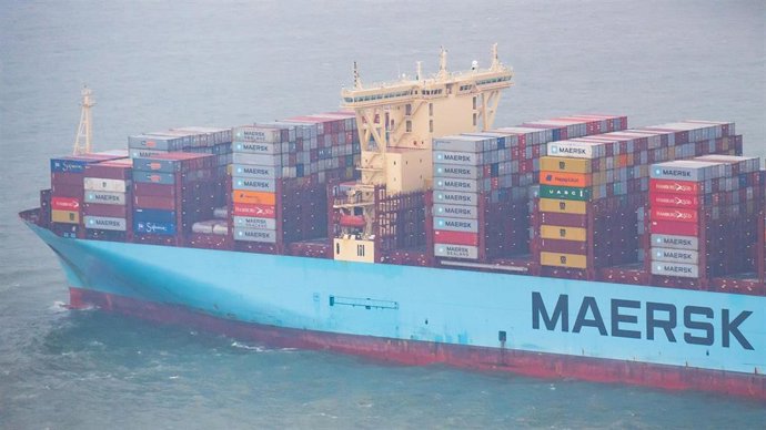 Archivo - 03 February 2022, Lower Saxony, Wangerooge: The "Mumbai Maersk" container ship can be seen in the North Sea. The 400-metre-long ship has run aground off the coast of Germany, the nation's Central Command for Maritime Emergencies said on Thursday