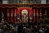Foto: Miles de madrileños desafían a la lluvia para besar los pies del Cristo de Medinaceli y pedir sus tres deseos