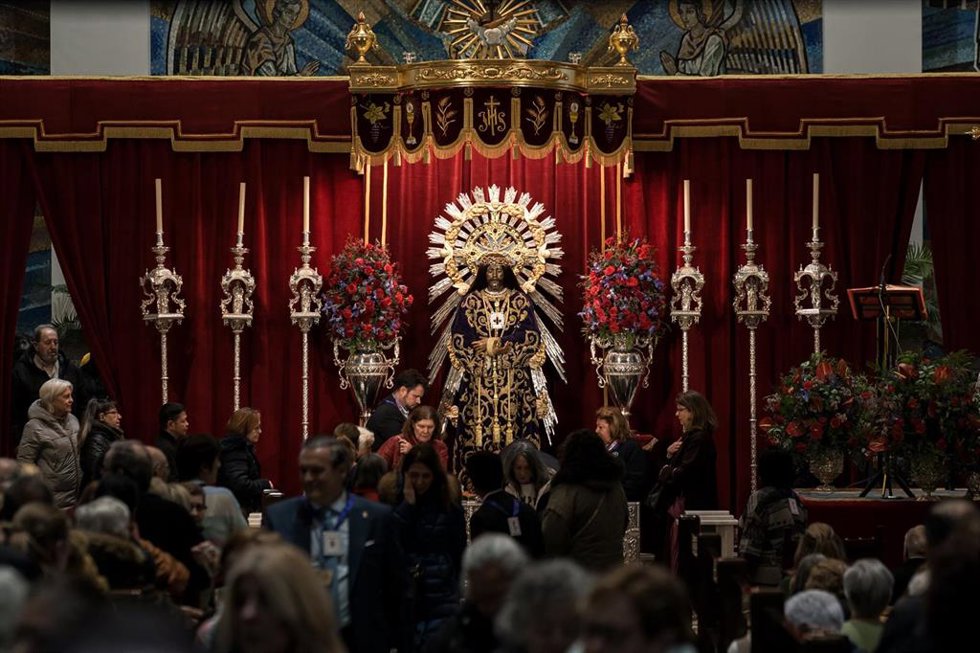 Decenas de personas hacen cola durante el Besapiés de la imagen del Cristo de Medinaceli, en la Basílica de Jesús de Medinaceli, a 6 de marzo de 2026, en Madrid (España).