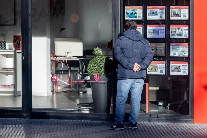 Archivo - Una oficina de empresa inmobiliaria, a 19 de enero de 2026, en Madrid (España).  La compraventa de vivienda creció en noviembre del año pasado un 7,8% con respecto al mismo mes de 2024, según los datos de Transmisión de Derechos de la Propiedad 