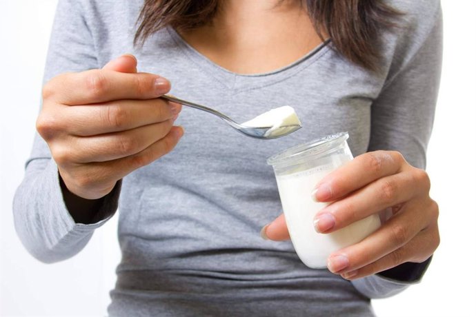 De la adolescencia a la madurez; el yogur, aliado de la salud femenina