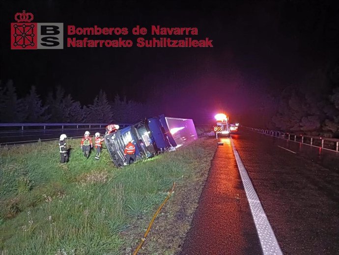 Imagen del camión volcado.
