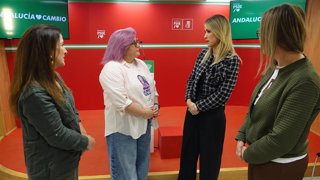 La secretaria de Educación del PSOE de Andalucía, Patricia Alba, y la presidenta y fundadora de la asociación Madres Inclusivas en Defensa de la Equidad (M.I.D.E.), María Eugenia Palomino,