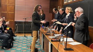 María Zurita de Borbón entrega el premio a Charles Lizin.
