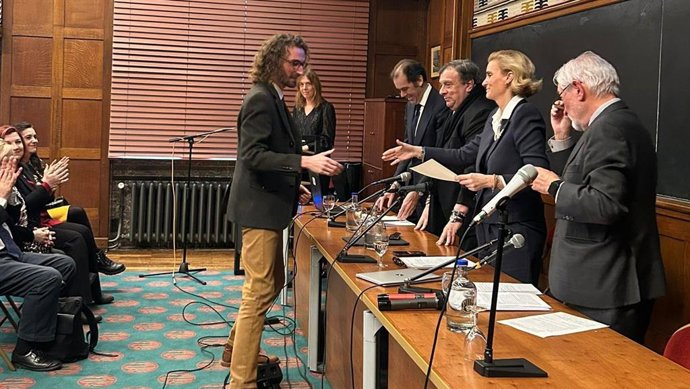 María Zurita de Borbón entrega el premio a Charles Lizin.