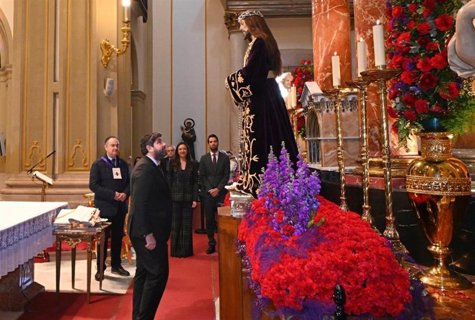 López Miras, durante el tradicional besapié del Cristo del Rescate, que se celebra cada primer viernes de marzo en la iglesia de San Juan Bautista de Murcia