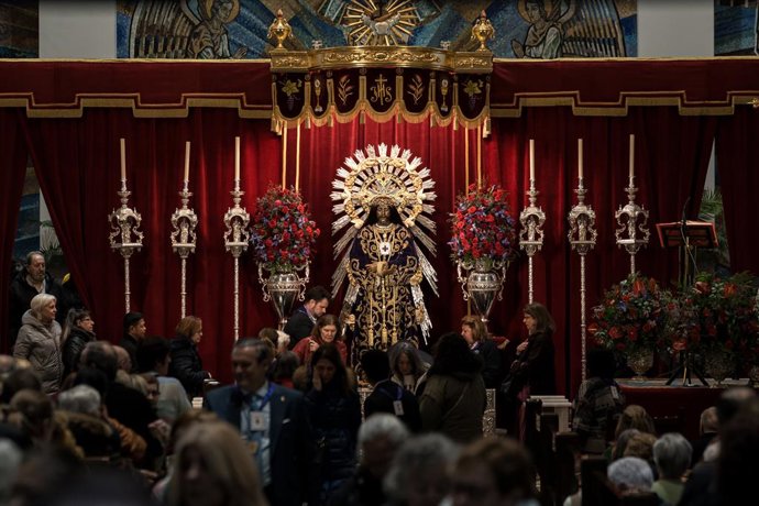 Decenas de personas hacen cola durante el Besapiés de la imagen del Cristo de Medinaceli, en la Basílica de Jesús de Medinaceli, a 6 de marzo de 2026, en Madrid (España). El Besapiés se desarrolla cada año el primer viernes de marzo en la Basílica de Jesú