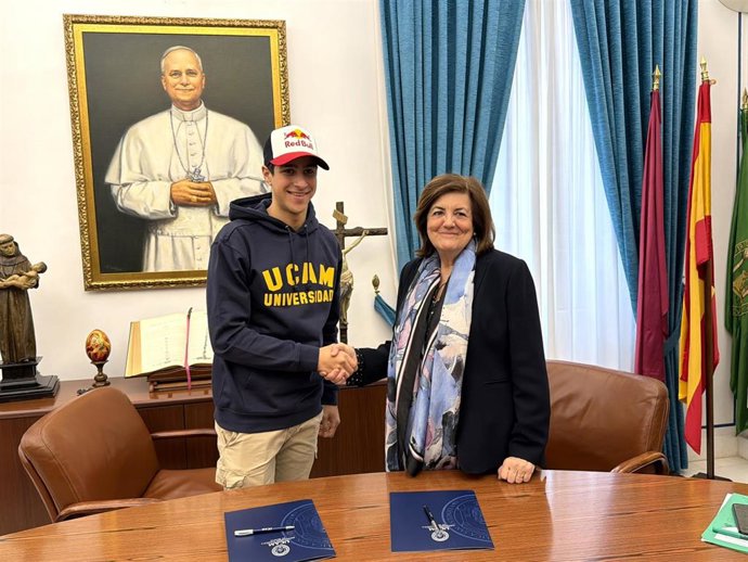 Gil Membrado, con María Dolores García, presidenta de la UCAM, durante la firma del acuerdo de colaboración