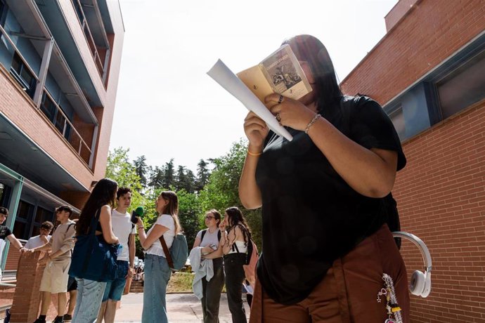 Archivo - Una alumna repasa 