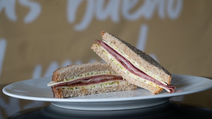 Greta Pujol, del CETT de Barcelona, gana el certamen nacional de sándwiches de Delikia con un sandwich de pastrami y mantequilla de pepinillos