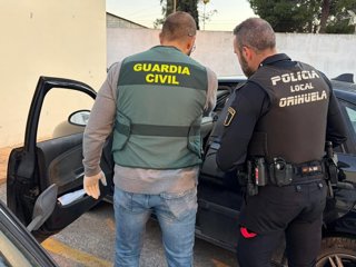 Agentes de la Guardia Civil (i) y la Policía Local de Orihuela (d)