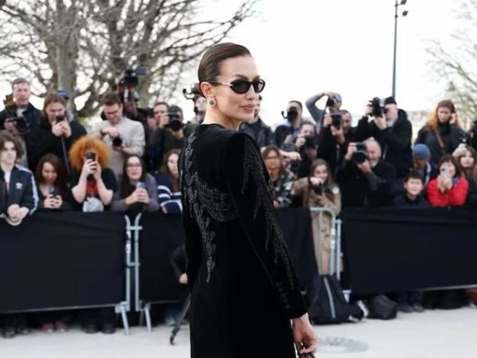 Nieves Álvarez en el desfile de Schiaparelli, en la París Fashion Week.