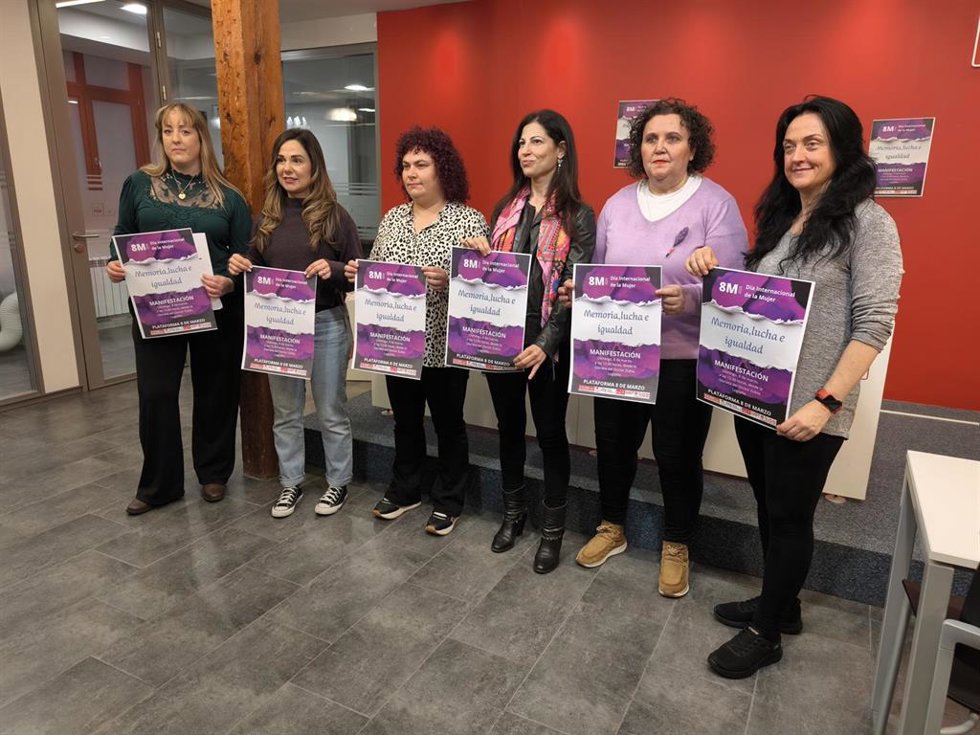 Representantes de la Plataforma 8 de marzo antes de la comparecencia de prensa