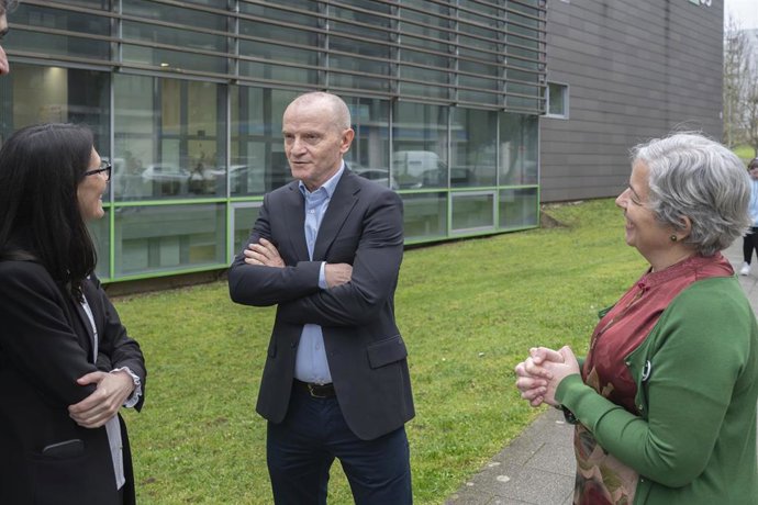 La candidata a rectora de la USC, Rosa Crujeiras, con el doctor José Ramón González Juanatey.