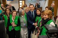 Moreno anima a "tomarse en serio" los cribados de cáncer y a los jóvenes a evitar los váper o exponerse "horas al sol"