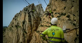 Con helicóptero y tirolinas: así se construye el puente más largo de España en el Caminito del Rey
