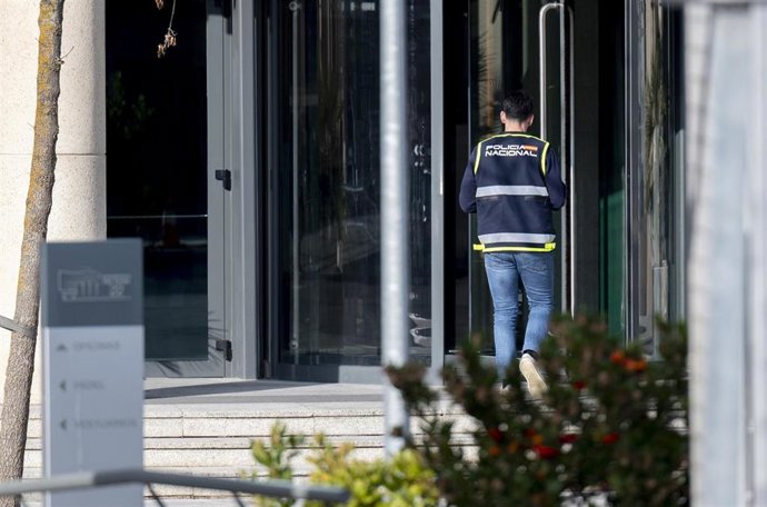 Archivo - Efectivos de la Guardia Civil y de la Policía Nacional durante un registro por parte de la Guardia Civil de la sede de la aerolínea Plus Ultra, a 11 de diciembre de 2025, en Madrid (España).