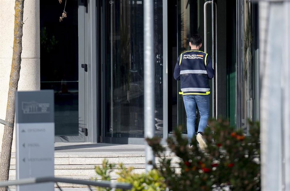 Archivo - Efectivos de la Guardia Civil y de la Policía Nacional durante un registro por parte de la Guardia Civil de la sede de la aerolínea Plus Ultra, a 11 de diciembre de 2025, en Madrid (España).