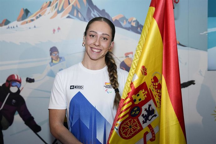 Audrey Pascual posa con la bandera española tras ser nombrada abanderada de la Ceremonia de Inauguración de los Juegos Paralímpicos de Invierno de Milán y Cortina d'Ampezzo 2026