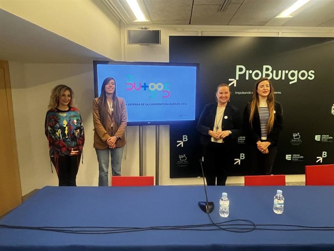 Blanca Carpintero (PSOE), Andrea Ballesteros (PP), la alcaldesa Cristina Ayala y Marta Alegría (Vox).