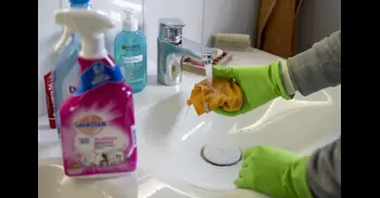 La mujer deja de trabajar por conciliar cuatro veces más que el hombre y hace el 63,5% de tareas en el hogar en Euskadi