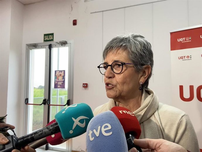 La secretaria general de UGT Extremadura, Patrocinio Sánchez, atiende a los medios en Mérida