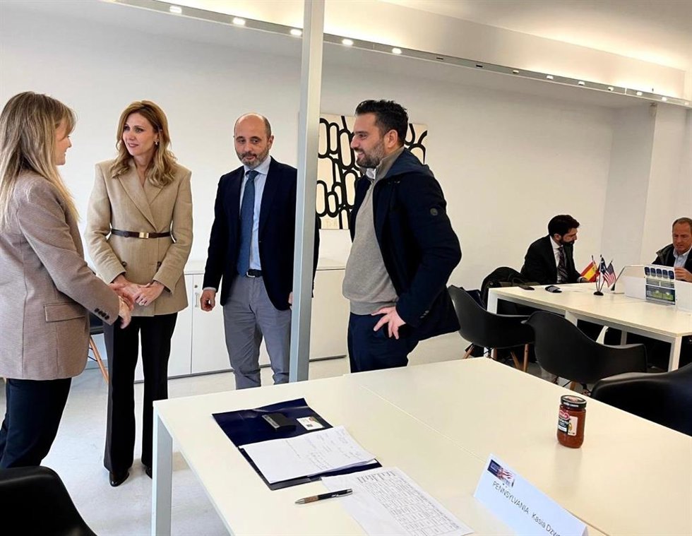 La consejera de Empresa, Empleo y Economía Social, Marisa López Aragón, reunida con John Coronado, consejero para Asuntos Comerciales de la Embajada de los Estados Unidos en España