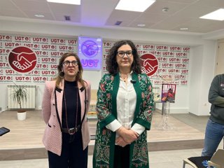 La vicesecretaria general de UGT, Lola Navarro (i), y la secretaria general de UGT en C-LM, Lola Alcónez (d).