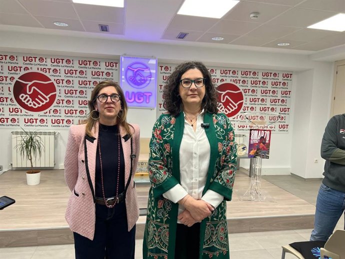La vicesecretaria general de UGT, Lola Navarro (i), y la secretaria general de UGT en C-LM, Lola Alcónez (d).