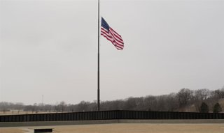 Bandera de Estados Unidos a media asta por la muerte de seis militares en un ataque con un dron contra una instalación estadounidense en Kuwait (archivo)