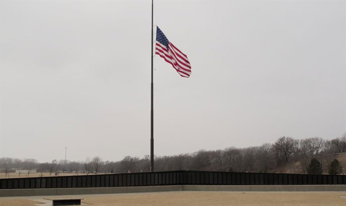 4 de março de 2026, South Sioux City, Nebraska, EUA: A bandeira americana hasteada a meio mastro no Siouxland Freedom Park, em South Sioux City, Nebraska, na quarta-feira, 4 de março, após o governador do Nebraska, Jim Pillen, anunciar que todas as bandei