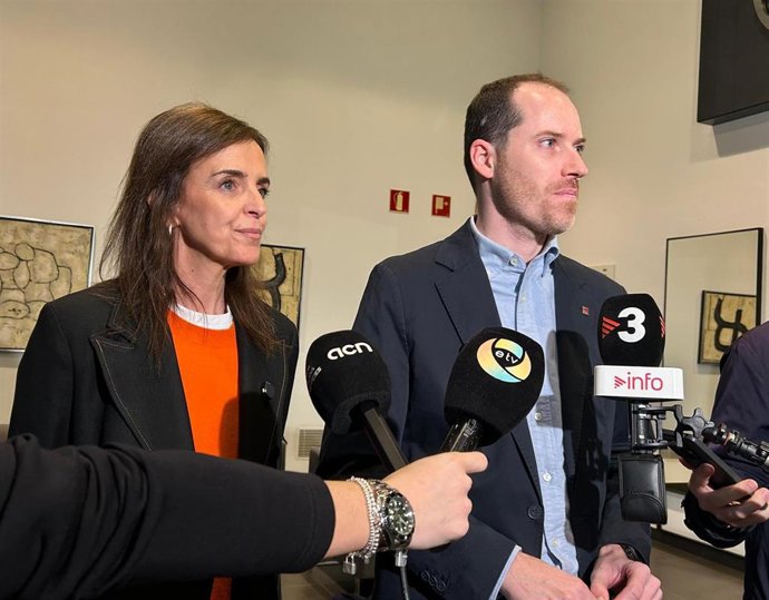 La vicesecretaria de Sanidad y Política Social del PP, Carmen Fúnez, y el portavoz del PP en el Parlament, Juan Fernández
