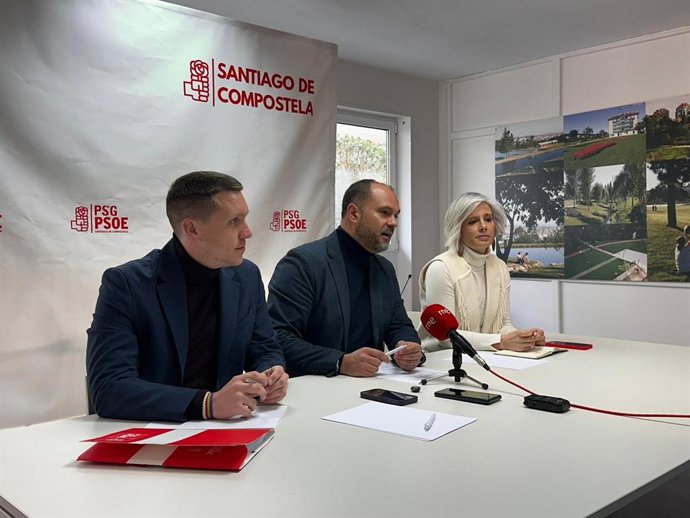 El secretario xeral de los socialistas compostelanos, Aitor Bouza, junto al secretario provincial, Bernardo Fernández, y la diputada autonómica Patricia Iglesias