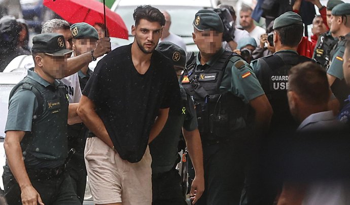 Archivo - El futbolista del Valencia CF Rafa Mir pasa a disposición judicial, desde la Comandancia de la Guardia Civil, a 4 de septiembre de 2024