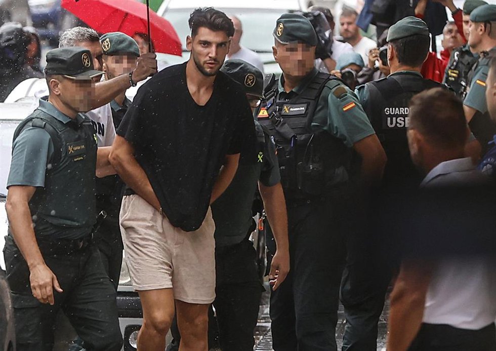Archivo - El futbolista del Valencia CF Rafa Mir pasa a disposición judicial, desde la Comandancia de la Guardia Civil, a 4 de septiembre de 2024