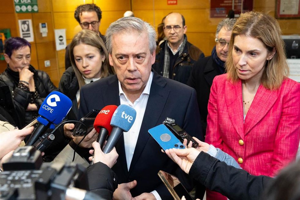 El conselleiro de Sanidade, Antonio Gómez Caamaño, atiende a los medios antes de visitar la Unidad de Atención a la Drogodependencia de Santiago de Compostela.