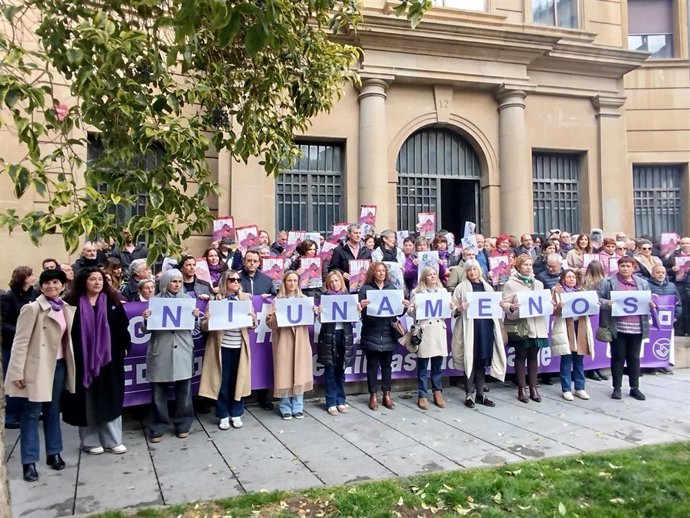 Concentración en Pamplona de los sindicatos UGT y CCOO con motivo del 8M