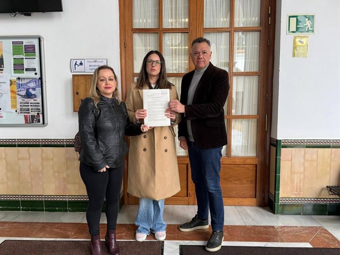 El candidato de Podemos a la Junta y diputado de Por Andalucía, Juan Antonio Delgado, presenta una iniciativa en el Parlamento andaluz sobre violencia machista junto a la edil Blanca Montero y la dirigente de Podemos Andalucía Ana Jiménez.