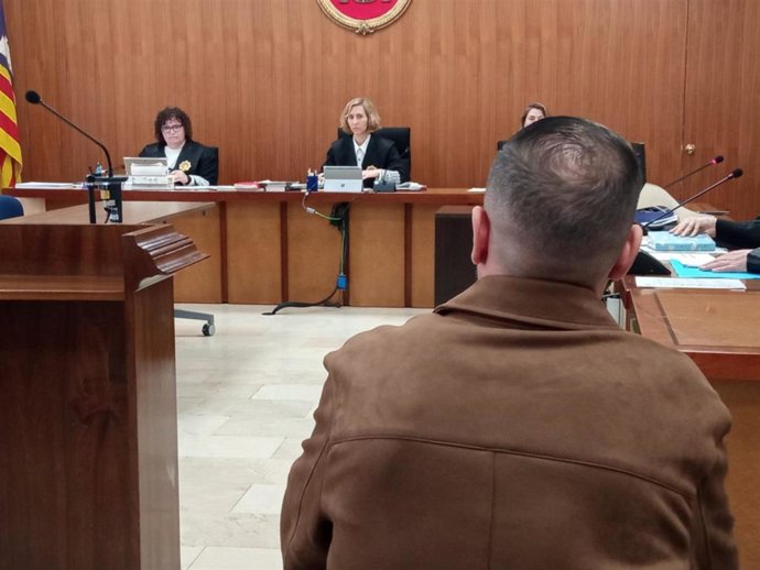 Condenado a dos años y medio de prisión por abusar sexualmente de su expareja en el domicilio que compartían en Palma.