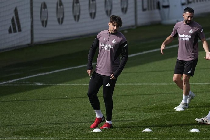 El defensa español Raúl Asencio, durante un entrenamiento del Real Madrid en Valdebebas.