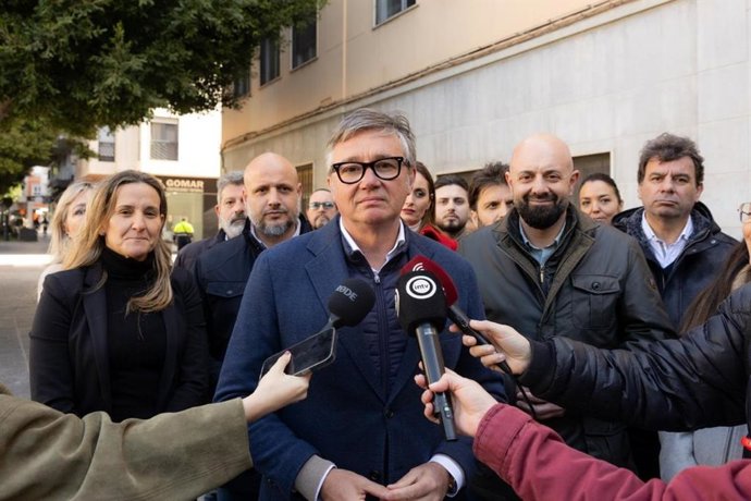 El portavoz de Vox en Andalucía, Manuel Gavira, este viernes en declaraciones a los medios en Almería.