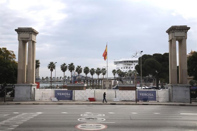 Archivo - Imágenes de la construcción de las peanas para las estatuas gigantes que se colocaran en la entrada del puerto de Málaga