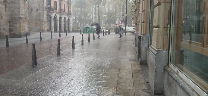 Archivo - Lluvia intensa en Bilbao.