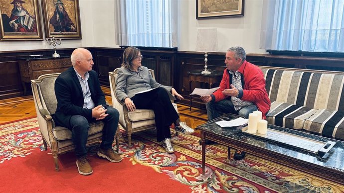 Urbano Alonso, Ángeles Armisén y Julián Aguilar, durante la reunión.
